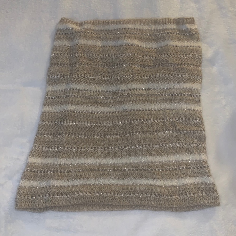 Gold and white circle scarf